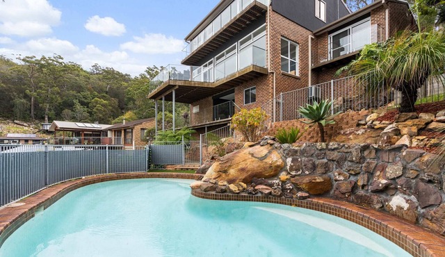 Luxe Family Retreat - Large Pool and Sea Views