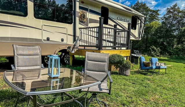 Luxe Farm-Stay w/ private animal sanctuary~10 min from city!