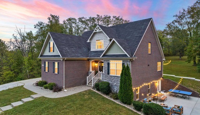 ✨Luxe Farmhouse✨Bourbon Trail✨ 4 king Beds ✨Hot Tub Games Trails sleeps 16