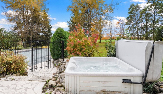 Luxe Farmhouse B&B - Winter wonderland tobogganing, hot tub & snow shoeing trail