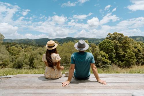 Luxe Farmstay, Main House and Brand New Tiny Home, Animals and Views!