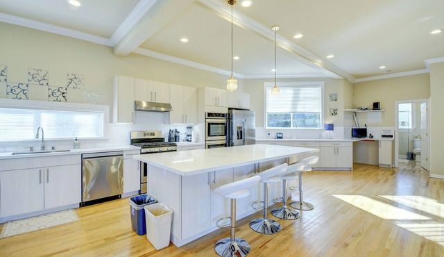 Luxe Federal Way Rental - Walk to the Water!