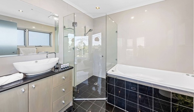 Luxe Five Bedroom House in Ryde