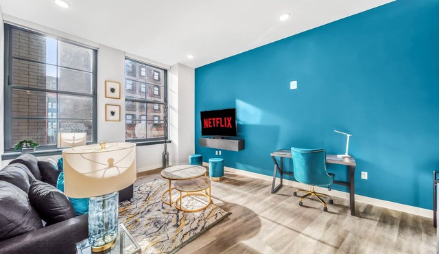 Luxe Flat w/Heated Pool & Sauna Gym Heart of DT