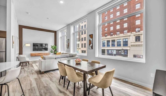 Luxe Flat w/Heated Pool & Sauna Gym Heart of DT