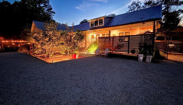 Luxe Garden Cottage Walkable to Downtown Fairhope