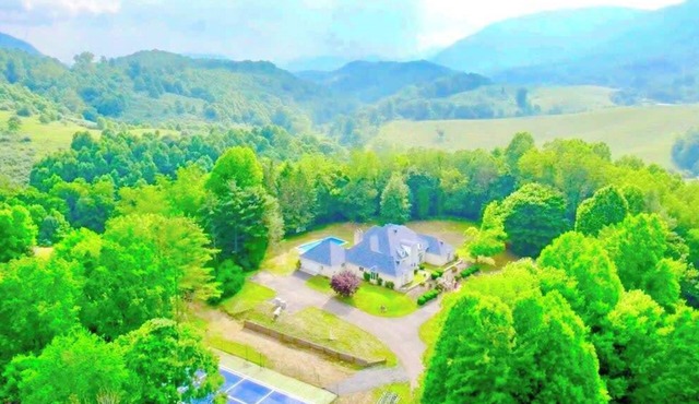 LUXE: Gated Mansion - Basketball Court, Movie Theater, Acreage