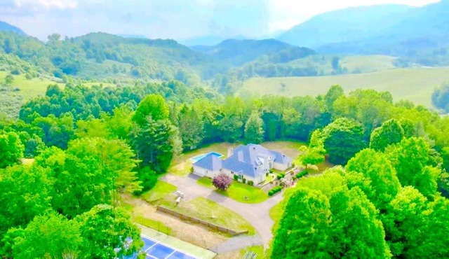 Luxe Gated Mansion - Basketball Court Movie Theater Acreage