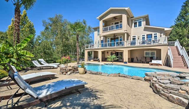 Luxe Getaway w/Riverfront Views in Grants Pass!