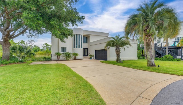 Luxe Gulf Breeze Home w/Patios - 4 Mi to Beaches!