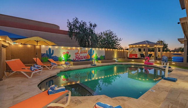 Luxe Haven! Heated Pool, Spa, Sauna, Golf, Theatre, Gym & Games!