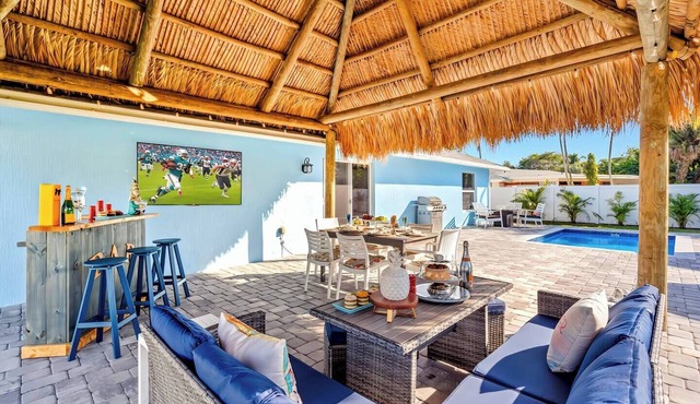 Luxe Heated Pool Home, Tiki Hut, Bar, Air Hockey!