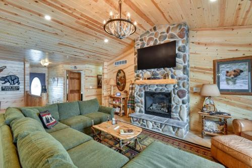 Luxe Hideaway on Houghton Lake Families Welcome!