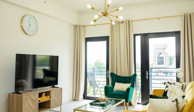 Luxe High Rise Uptown Condo |Free Wi-Fi | Secure Building | Free Parking