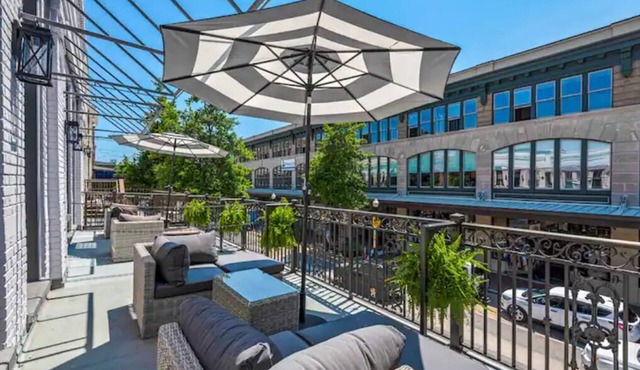 Luxe Historic 2 BR Palafox Balcony Overlook ~ Fabu Posh A