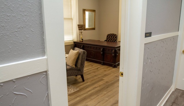 Luxe historic downtown 1-bedroom corporate apartment with WiFi, fitness room