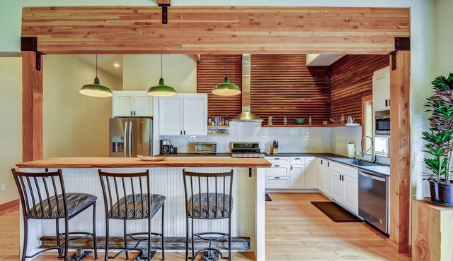 Luxe historic lodge w/spa in heart of Cascades