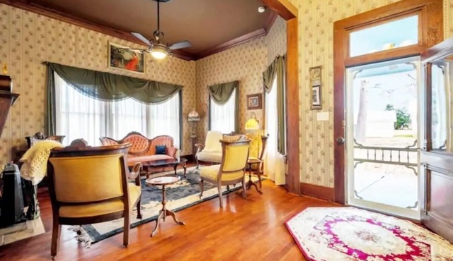 Luxe Historic Private Getaway Minutes to the Lake!