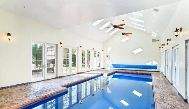 Luxe Home 20 min from Downtown Chicago ,heated indoor pool, Spa bath, tree house