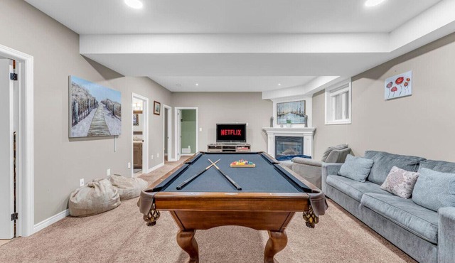 Luxe Home I Mins from Falls I Pool & Pong Table