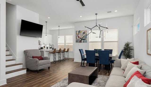 Luxe Home - Modern Retreat, 1 Exit from Downtown