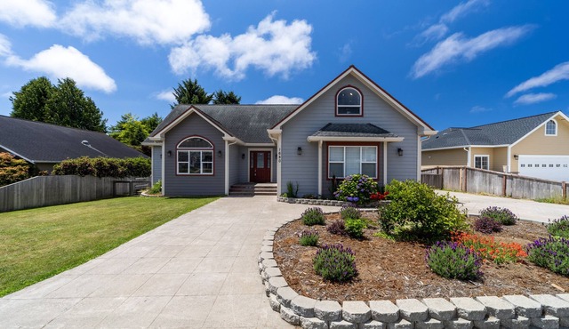Luxe home near ocean beaches & forest with home theater, kayaks, deck, & firepit