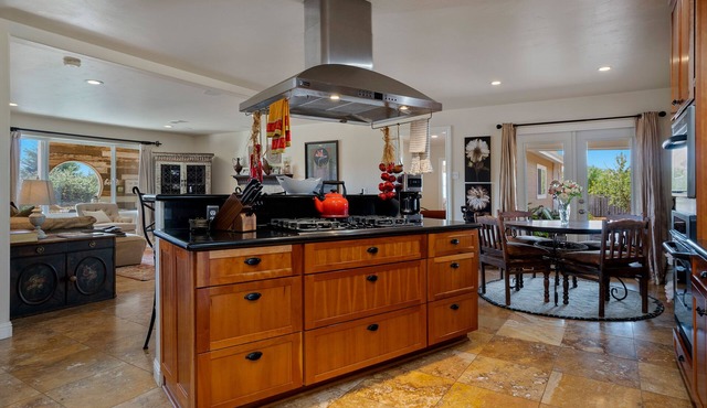 Luxe Home on Boutique Farms with Animals -5 mins from Beach