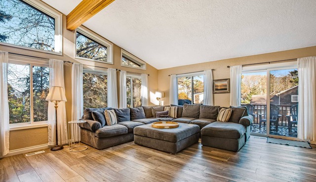 Luxe Home with Private Hot Tub, washer&dryer & Free WiFi - Short Walk to Beach