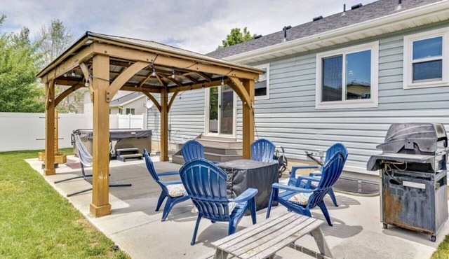 Luxe Hot Tub Haven | Free Massage | EV Charger | Hot Tub
