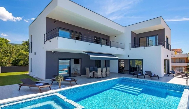 Luxe hot tube pool sauna villa