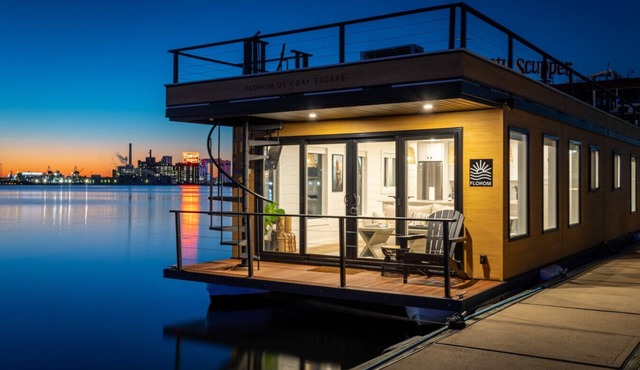 Luxe Houseboat: Breathtaking Skyline 360 Views