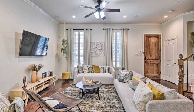 Luxe Irving Townhome 15 Mi to Downtown Dallas