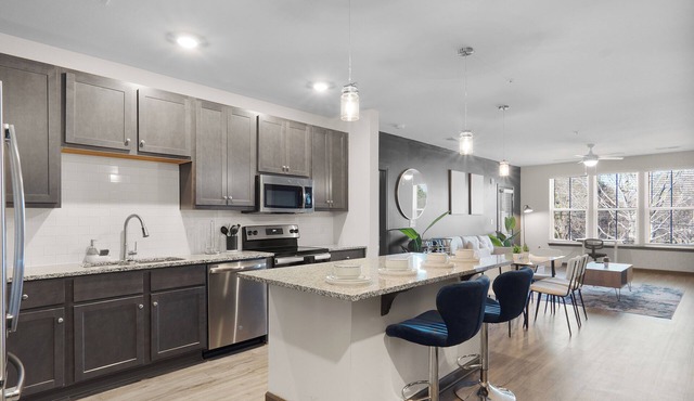 Luxe King 3BR Suite in North Raleigh