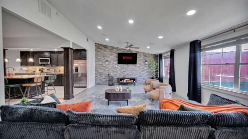 Luxe King 6BR Family Home with Fire Pit & Patio & Free Parking