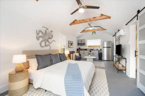 Luxe King Studio near Anna Maria Island with Private Parking and Beach Gear and WIFI