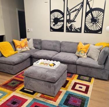 Luxe King Suite, Cozy Sectional, Gym, Pool, U of A