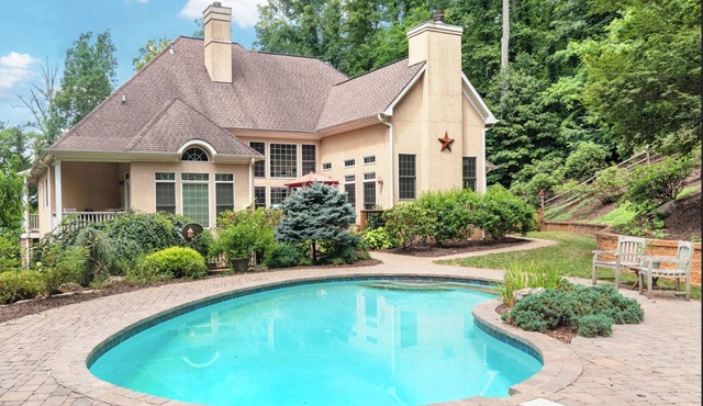 Luxe King suites, private pool, Hot Tub! Huge Asheville home near Biltmore House
