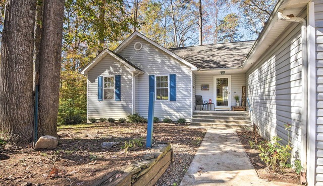 Luxe Lake Hartwell Waterfront Getaway w/Fire Pit!