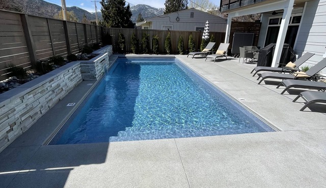 LUXE Lake House - Downtown - Heated Saltwater Pool w/auto cover -near Marina