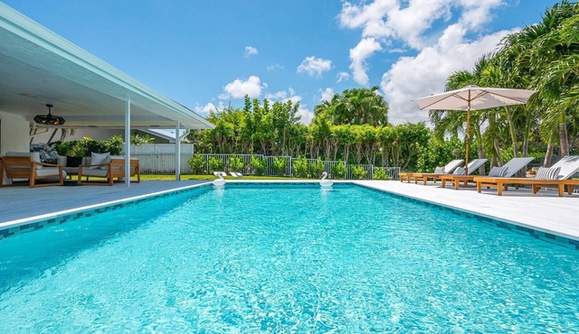 LUXE Lake Oasis I Dock, Pool & Designer Interiors