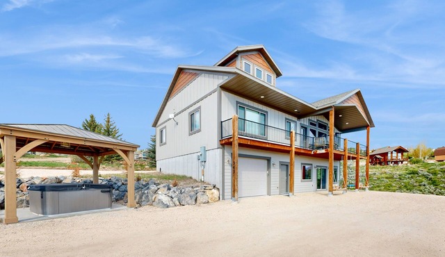 Luxe lake view, dog-friendly home w/access to pool, hot tub, & beach