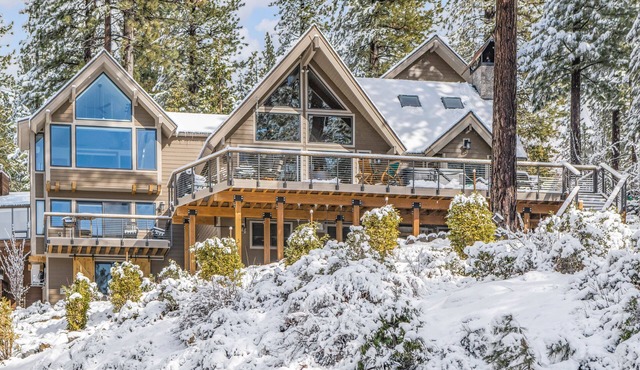 Luxe Lake View Lodge sleeps 18; Full-gym, Spa, & Firepit.