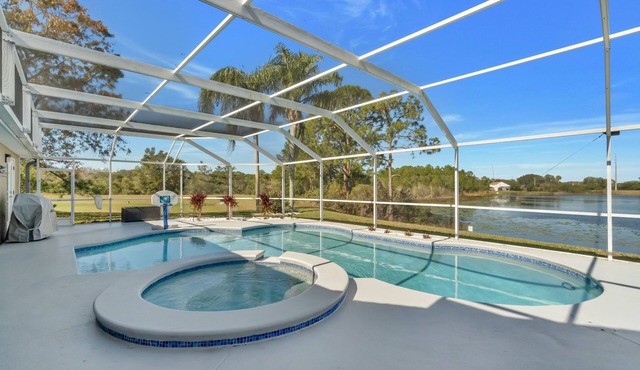 Luxe Lakefront Escape - Jacuzzi +Pool + Sunset Views + BBQ + Close to Disney!