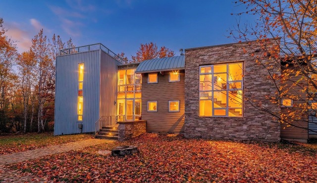 Luxe Lakefront Estate near Minneapolis, Hot Tub, Sauna, Kayaks, Sleeps up to 20