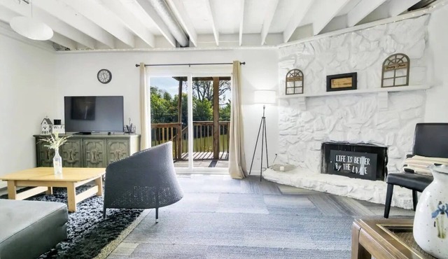 Luxe Lakefront Getaway in Heart of City! (CDC Safe)