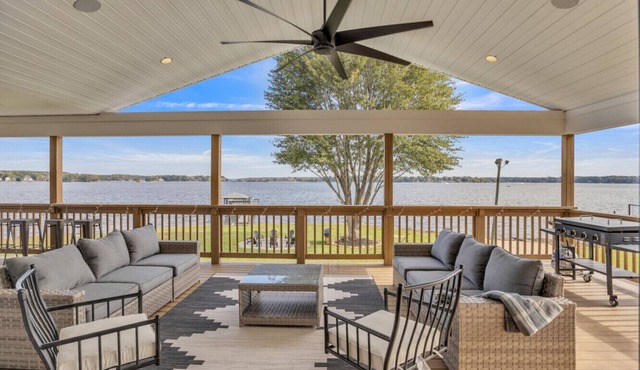 Luxe Lakefront Private Getaway on Lake Norman!