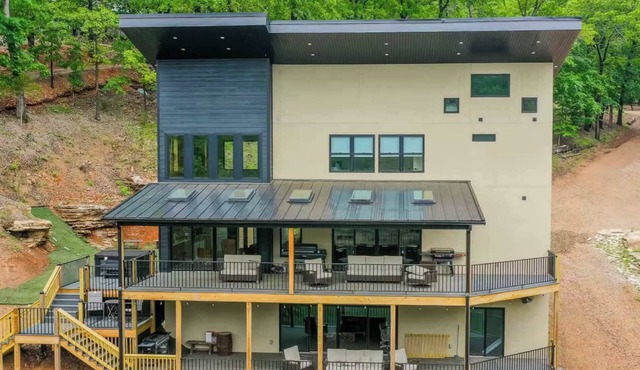 Luxe Lakefront Retreat w/Hot Tub & Game Room