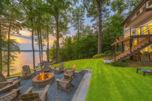 Luxe Lakefront Spa, Pickleball, Kayaks, & Theater