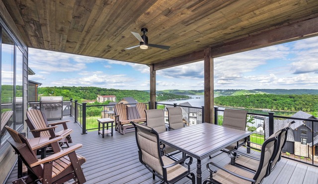 Luxe Lakefront Private Home at Serenity Shores Pools, Dock & Free Amenities