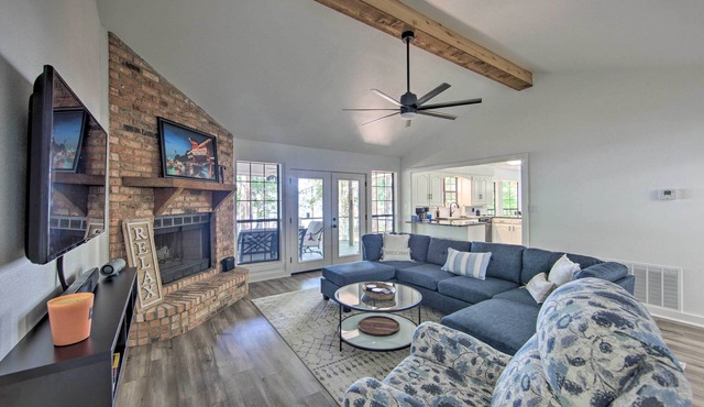 Luxe Lakehouse w/Sunset Views on Lake Palestine!